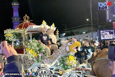 Penampilan pelaku seni Kabupaten Kendal yang begitu memukau dalam Kendal Night Carnival 2022. (DEVI KHOFIFATUR RIZQI/ JAWA POS RADAR SEMARANG)