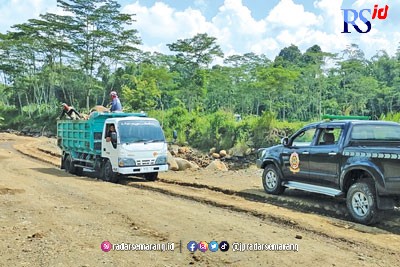 Truk pengangkut material tambang keluar dari area tambang ilegal (RIYAN FADLI/JAWA POS RADAR SEMARANG)