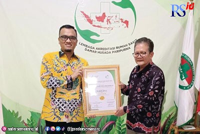 Direktur RSUD Kajen Imam Prasetyo saat menerima sertifikat akreditasi Paripurna Bintang Lima di kantor Sekretariat LARS DHP, Jakarta Selatan, Selasa (29/11). (Istimewa)