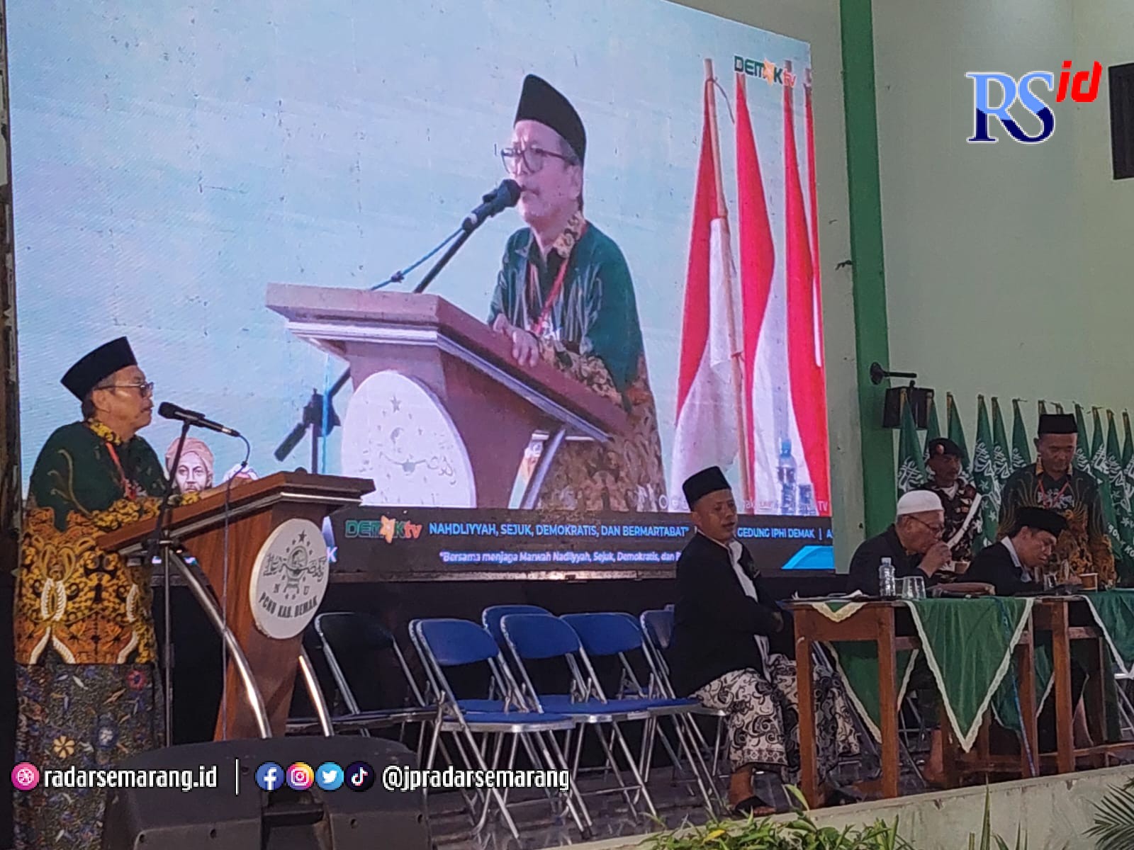 KH Aminudin memberikan sambutan usai terpilih secara aklamasi dalam konfercab PCNU Demak digedung IPHI Jogoloyo.(Wahib Pribadi/Jawa Pos Radar Semarang)