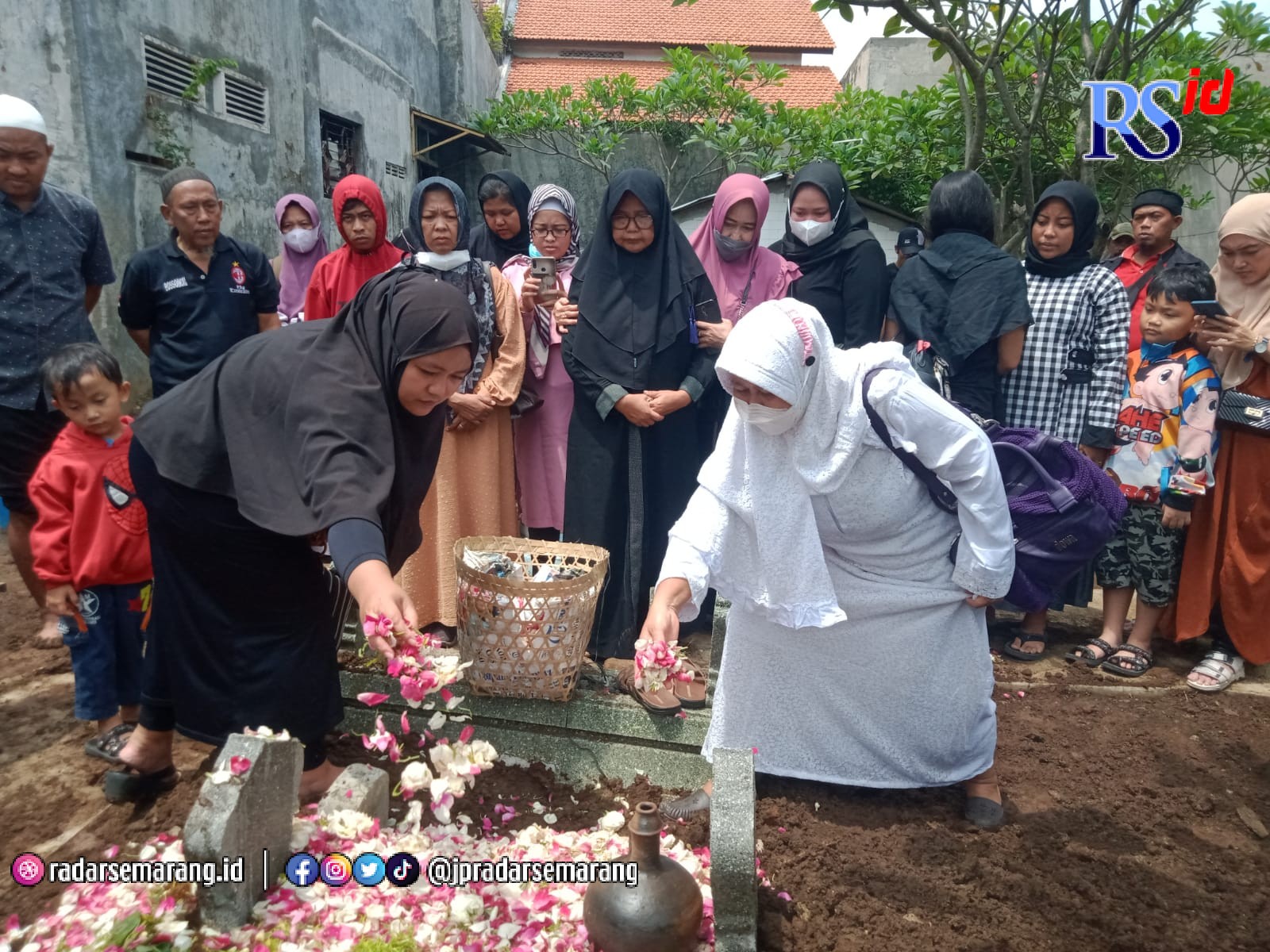 Suasan pemakaman Mochammad Barlian di TPU Kebondalem, Lamper Tengah Senin (5/12/2022). (FIGUR RONGGO WASSALIM/ JAWA POS RADAR SEMARANG)