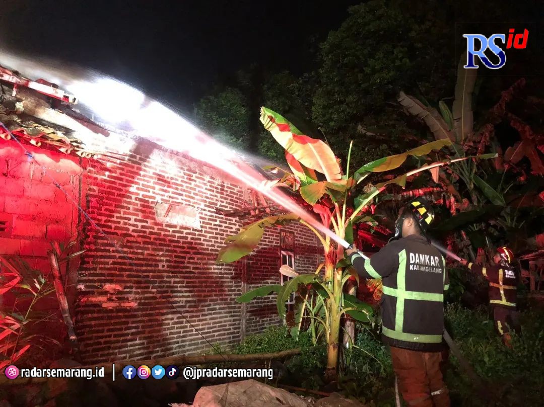 Tim Damkar Kabupaten Magelang saat melakukan upaya pemadaman rumah yang terbaka. (Istimewa)