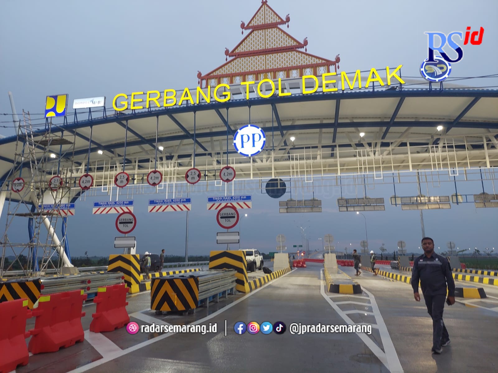 Gerbang tol Demak selesai dibangun. (Wahib Pribadi/Jawa Pos Radar Semarang)