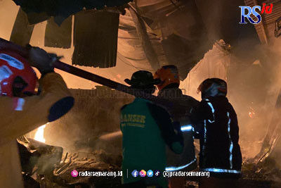 Petugas berusaha memadamkan api yang membakar puluhan kios dan lapak pedagang barang antik di Pasar Senggol Kuripan, Kecamatan Pekalongan Selatan, Kota Pekalongan Senin malam (26/12). (Istimewa)