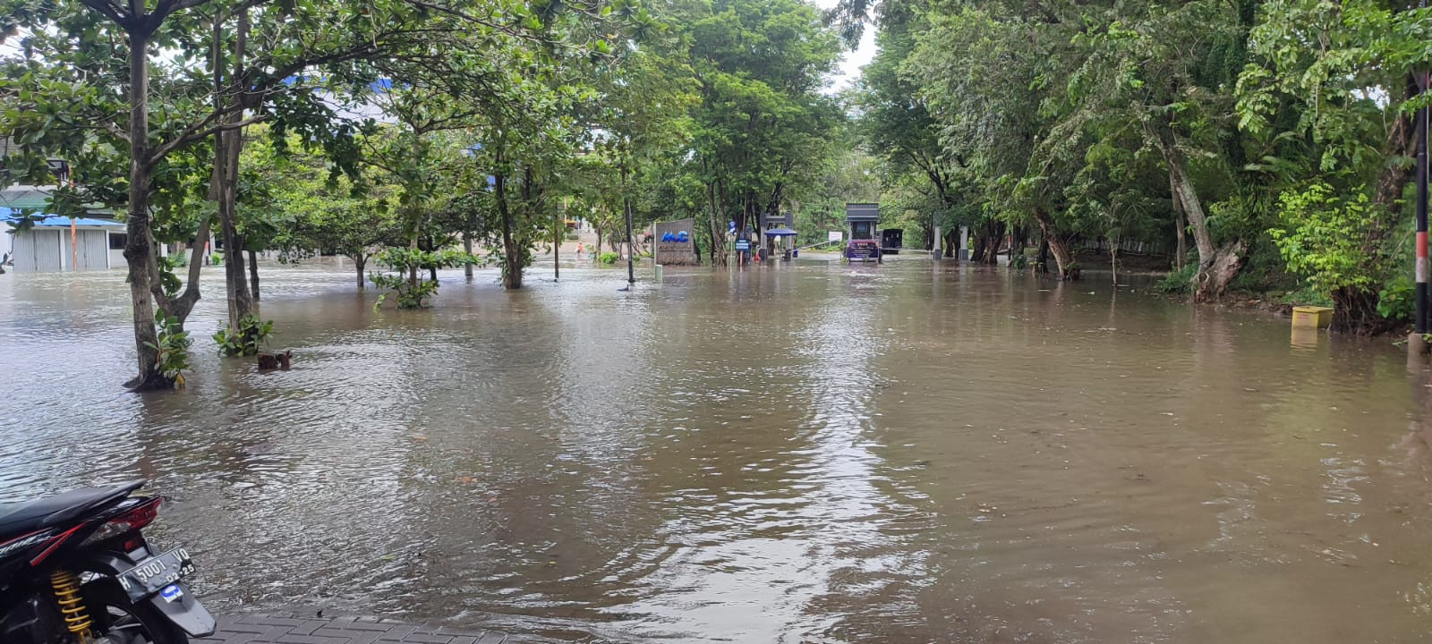 Kawasan Perumahan Villa Marina, RW 10, Kelurahan Tawangsari, Semarang Barat dikepung banjir, Kamis (29/12). (M Ridwan/Jawa Pos Radar Semarang)