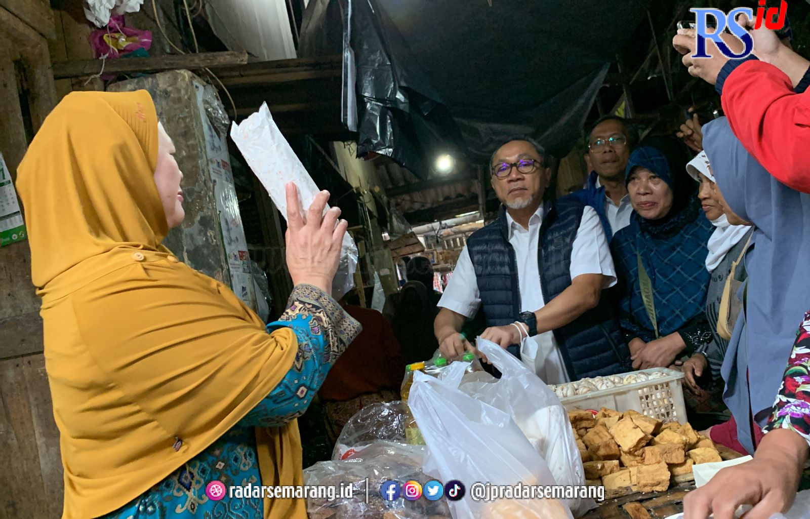 Mendag Zulkifli Hasan saat memborong sembako di Pasar Sukorejo, Kendal Kamis (29/12). (DEVI KHOFIFATUR RIZQI/ JAWA POS RADAR SEMARANG)