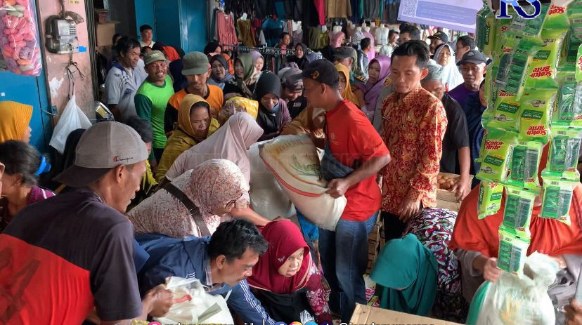 Sejumlah warga saling dorong dan berebut dagangan yang sudah diborong Mendag Zulhas di Pasar Sukorejo, Kendal Kamis (29/12). (DEVI KHOFIFATUR RIZQI/ JAWA POS RADAR SEMARANG)