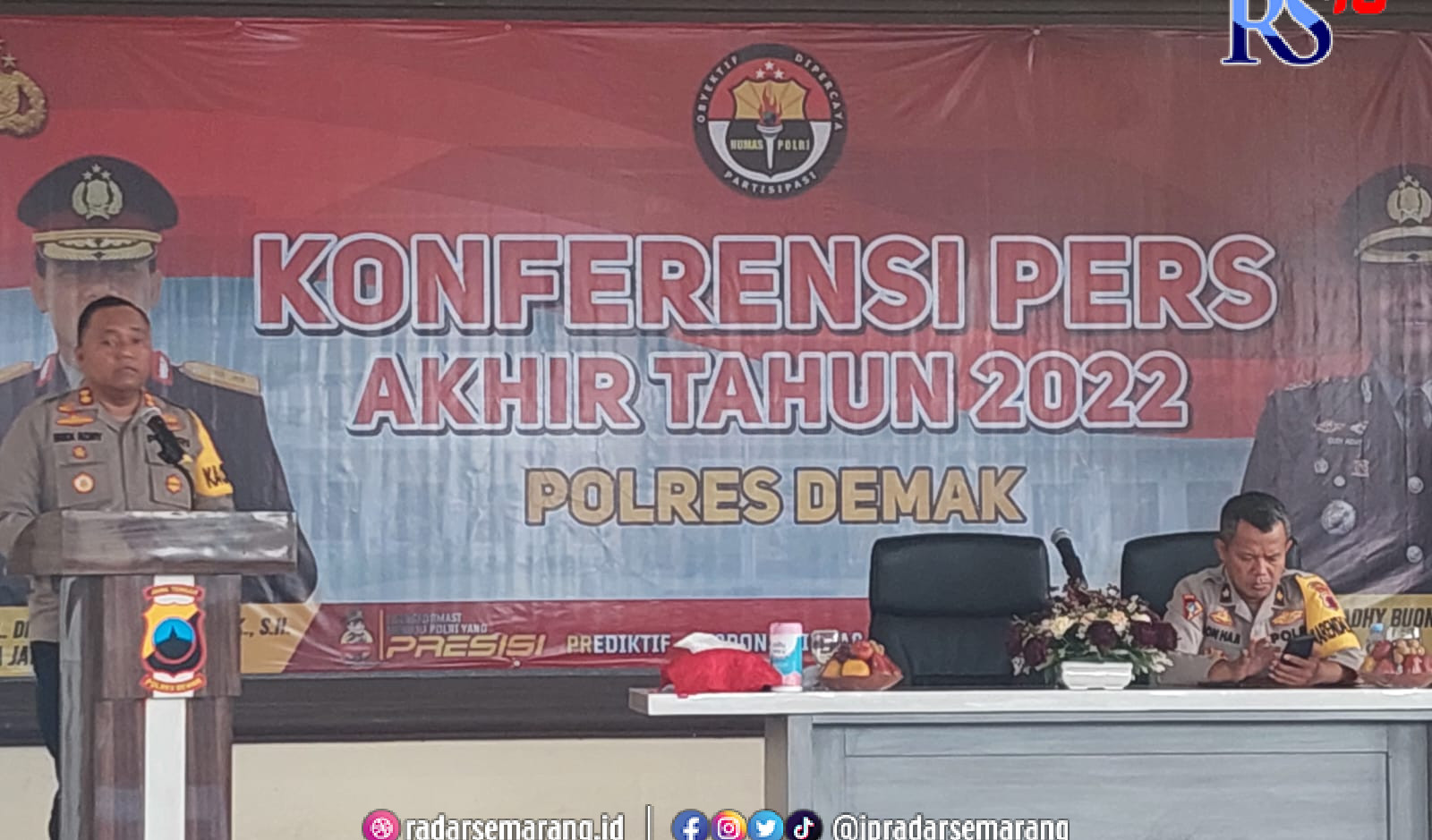 Kapolres Demak AKBP Budi Adhy Buono menyampaikan refleksi akhir tahun di Mapolres Demak. (Wahib Pribadi/Jawa Pos Radar Semarang)