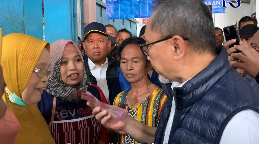 Mendag Zulhas saat berdialog dengan Yanti, 77, pedagang sembako yang ketiban berkah Kamis (30/12) kemarin. (DEVI KHOFIFATUR RIZQI/ JAWA POS RADAR SEMARANG)