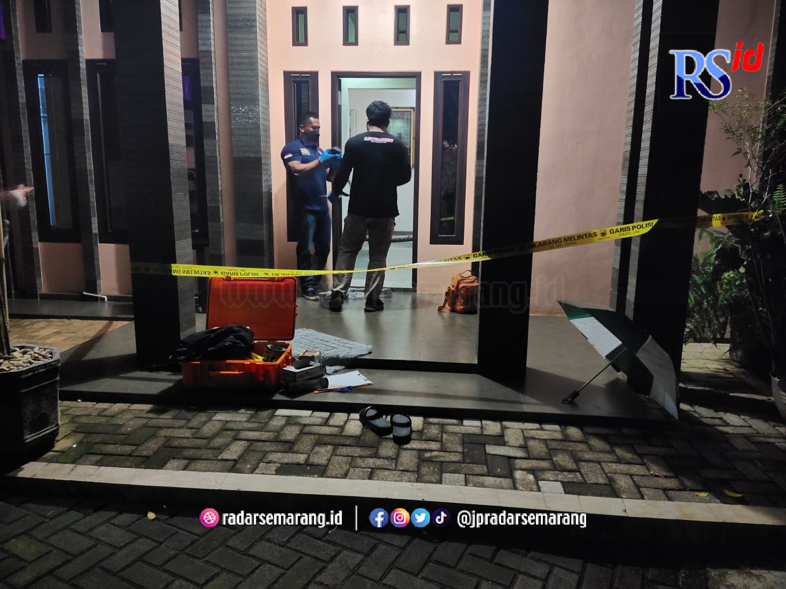 Jajaran Polres Batang saat melakukan olah TKP di kediaman Haji Pelet. (Istimewa)
