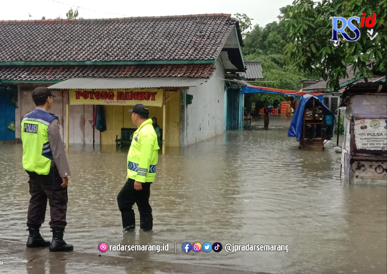 Banjir menggenangi sejumlah wilayah di Kabupaten Kendal Sabtu (31/12). (DEVI KHOFIFATUR RIZQI/ JAWA POS RADAR SEMARANG)