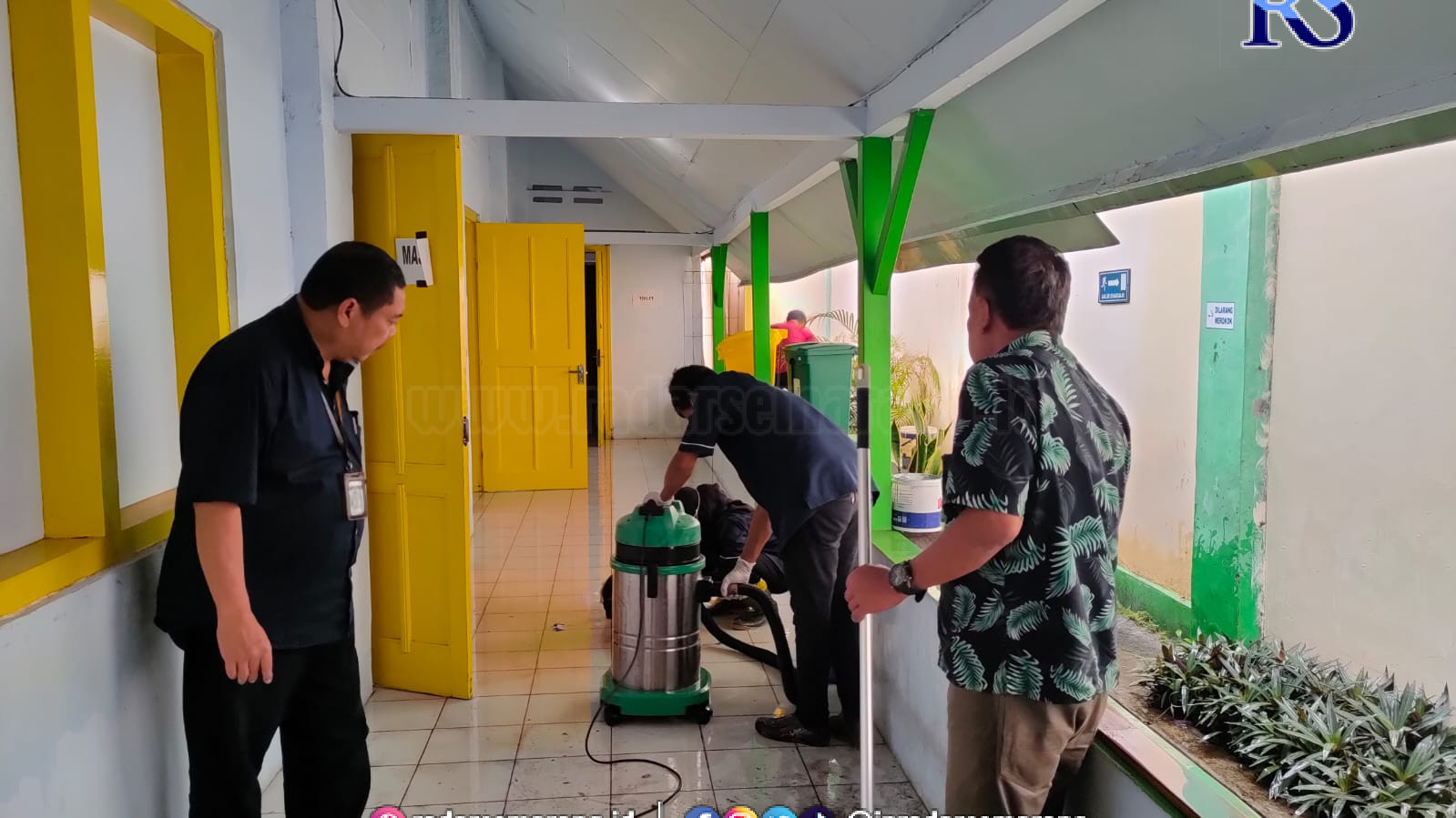Petugas sedang melakukan pembersihan genangan air di RSUD Batang. (RIYAN FADLI JAWA POS RADAR SEMARANG)