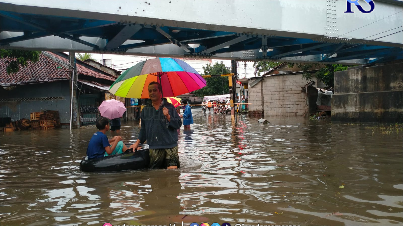 Situasi di bawah rel kereta api Desa Pacar, Kecamatan Tirto, Sabtu (31/12) pagi. (NANANG RENDI AHMAD/JAWA POS RADAR SEMARANG)