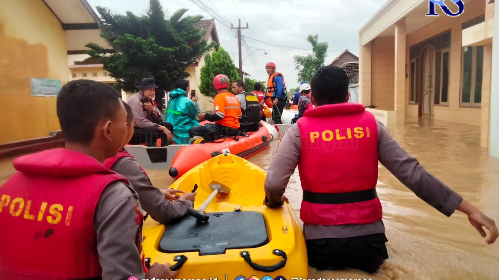 Personel Polri dari Satgas Preventif Samapta Polres Kendal, mengevakuasi korban banjir dengan perahu karet. (BUDI SETIYAWAN/JAWA POS RADAR SEMARANG)