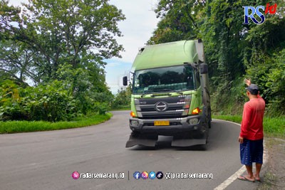 Warga sekitar sedang mengatur lalulintas di Jalan Daendels, Kecamatan Gringsing, Kabupaten Batang. Pengguna jalan kerap diganggu suara aneh dan penampakan sosok makhluk halus. (RIYAN FADLI/JAWA POS RADAR SEMARANG)