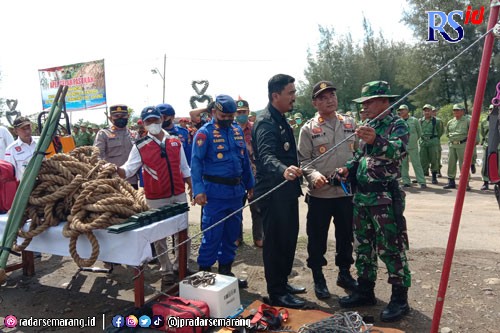 Pengecekan peralatan saat apel kesiap siagaan bencana di Pantai Jodo. (RIYAN FADLI/JAWA POS RADAR SEMARANG)