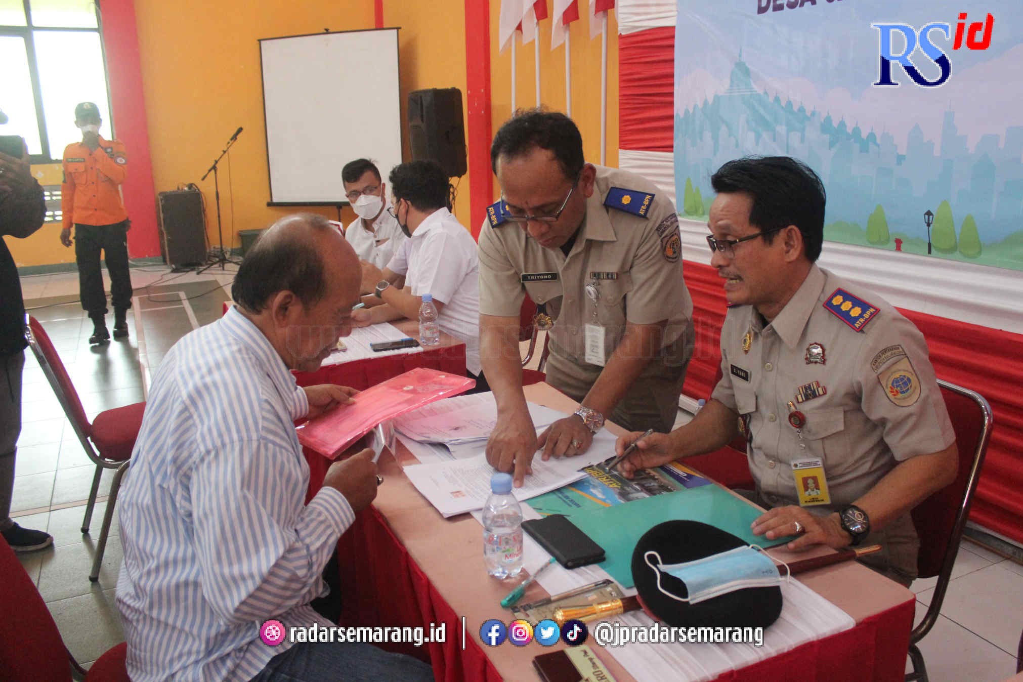 Penyerahan plakat simbolis nominal UGK kepada warga Jamus Kauman di TEA Jamus Kauman, Kamis (11/12). (ROFIK SYARIF G P/JAWA POS RADAR SEMARANG)