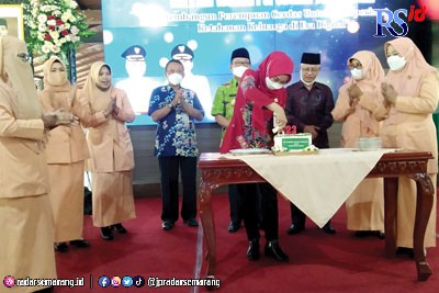 Bupati Eistianah hadir dalam HUT Dharma Wanita ke-23 di Pendopo. (Wahib Pribadi/Jawa Pos Radar Semarang)