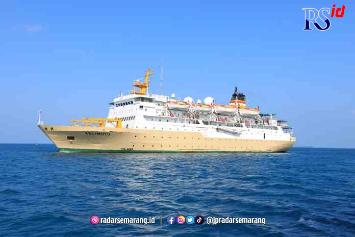 JEMPUT WISATAWAN : Kapal Motor Kalimutu sedang meluncur menuju pulau Karimunjawa diperkirakan akan tiba di Pelabuhan Tanjung Mas Semarang Rabu (28/12) sekitar pukul 05.00. (ISTIMEWA)