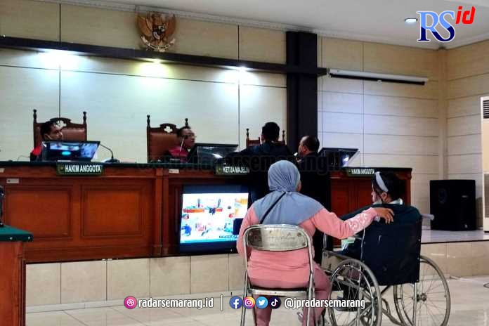 Korban Rina Wulandari saat menjadi saksi kasus penembakan yang didalangi suaminya sendiri, Kopda Muslimin di Pengadilan Negeri Semarang, Rabu (14/11). (IDA FADILAH/JAWA POS RADAR SEMARANG)