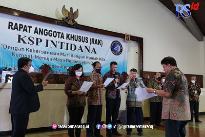 RAK KSP Intidana menentukan pengurus baru untuk kembali menjalankan koperasi di Auditorium Imam Bardjo Undip Pleburan Semarang. (IDA FADILAH/JAWA POS RADAR SEMARANG)