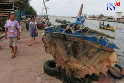 Salah satu kapal jenis sopek milik nelayan Tambak Lorok yang pecah akibat dihantam ombak. (NUR CHAMIM/JAWA POS RADAR SEMARANG)