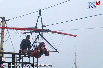 Pengunjung pengunjung yang sedang menjajal Gantole Flying Fox di Inggil Park Telomoyo Kabupaten Magelang. (NUR FAIQ/JAWA POS RADAR SEMARANG)