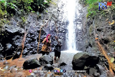 Curug Kedung Kudhu Kalipepe menawarkan keindahan alam dan gemericik air yang begitu jernih. (Istimewa)