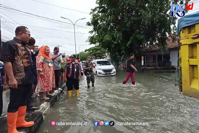 TINJAU BANJIR : Plt Wali Kota Semarang Hevearita Gunaryanti Rahayu bersama jajarannya meninjau banjir di wilayah Genuk Selasa (27/12). (ADENNYAR WYCAKSONO/JAWA POS RADAR SEMARANG)
