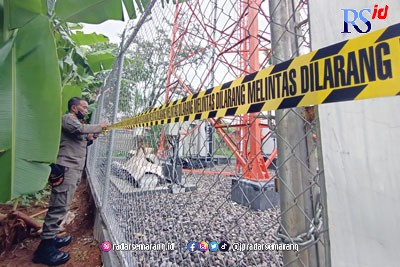 Anggota Satpol PP memberikan pita bertuliskan dilarang melintas atas penyegelan menara telekomunikasi. (Istimewa)