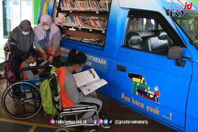 SLB Negeri Semarang dan Dinas Kearsipan dan Perpustakaan Jawa Tengah menyediakan buku bacaan di Lapangan Tenis SLB Negeri Semarang sejak Selasa-Rabu (13-14/12). (NUR CHAMIM/JAWA POS RADAR SEMARANG)