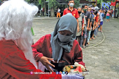 Pihak Gereja St Theresia Bongsari Semarang membagikan makan siang gratis kepada warga yang membutuhkan. Kegiatan bernama Piring Kasih itu dilaksanakan rutin setiap Kamis. (NUR CHAMIM/ JAWA POS RADAR SEMARANG)