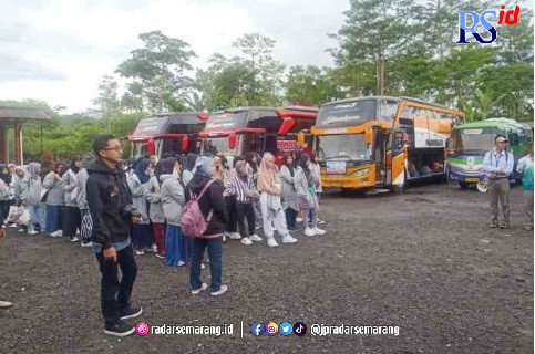 KANTONG PARKIR : Banyak bus besar membawa rombongan wisatawan di Kawasan Dieng Wonosobo pada libur Natal pekan lalu.