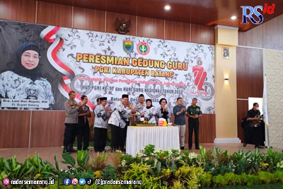 Pj Bupati Batang Lani Dwi Rejeki saat meresmikan gedung Guru Kabupaten Batang. (RIYAN FADLI/JAWA POS RADAR SEMARANG)