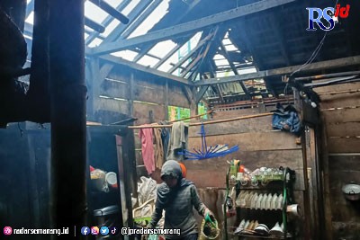 Kondisi salah satu rumah warga Dukuh Garung, Desa Yosorejo, Petungkriyono, yang rusak akibat tersapu puting beliung. (Istimewa)