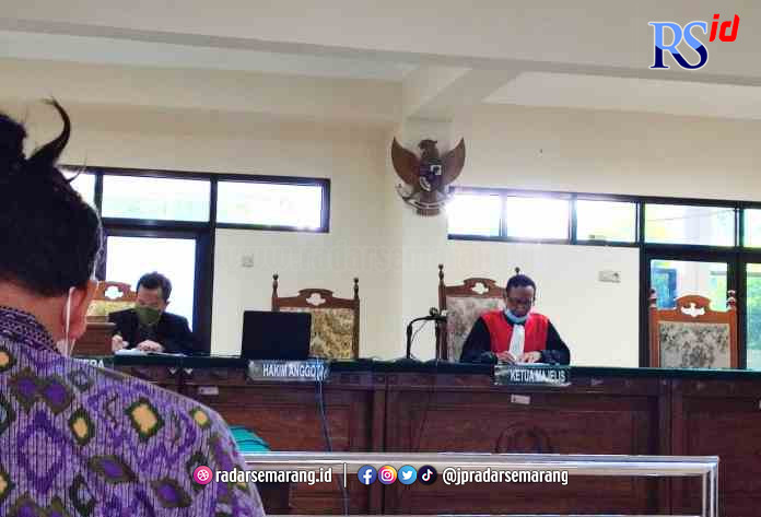 PUTUSAN PRAPERADILAN : Hakim tunggal Rochmat membacakan putusan praperadilan Agus Hartono, Rabu (28/12). (IDA FADILAH/JAWA POS RADAR SEMARANG)