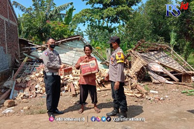 Nadliron di depan rumahnya yang ambruk setelah diterjang angin kencang di Desa Yosorejo, Kecamatan Gringsing, Kabupaten Batang. (Istimewa)