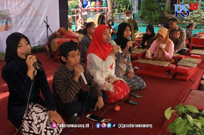 SMP Negeri 8 Semarang menggelar Aktualisasi P5 dan Literasi SMP Negeri 8 Semarang, Selasa (13/12). Kegiatan tersebut sebagai bentuk uri-uri budaya tembang dolanan. (NUR CHAMIM/ JAWA POS RADAR SEMARANG)