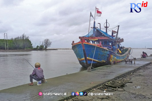 SEPI LELANG: Situasi di dermaga TPI Wonokerto, Kabupaten Pekalongan, Kamis (29/12). (NANANG RENDI AHMAD/JAWA POS RADAR SEMARANG)