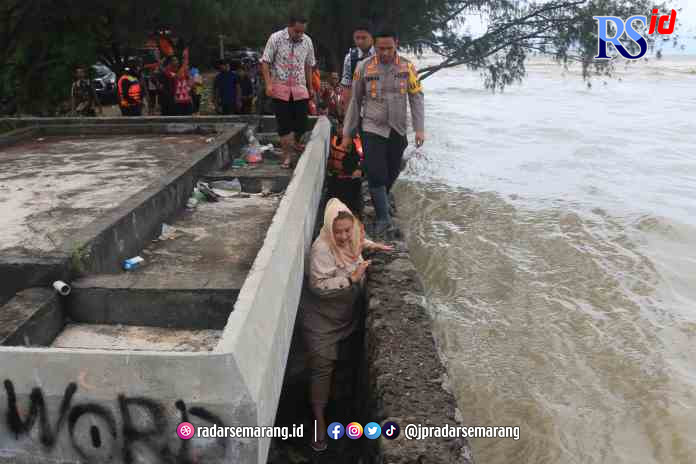 CEK TANGGUL JEBOL: Plt Wali Kota Semarang Hevearita Gunaryanti Rahayu dan Forkopimda saat mengecek tanggul penahan ombak di kawasan Marina yang jebol dihantam gelombang tinggi, kemarin. (kanan atas) Warga Perumahan Villa Marina dievakuasi dengan perahu ka