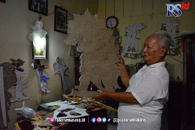 Suwarso sedang membuat wayang kertas di kediamannya di Jalan Dokter Wahidin nomor 59B RT 1 RW 4, Kelurahan Kaliwiru, Kecamatan Candisari. (NUR CHAMIM/ JAWA POS RADAR SEMARANG)