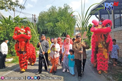 Suasana karnaval perpaduan adat Jawa, China, dan Arab, ketika pindah ke kantor kelurahan pasca direnovasi, Sabtu (3/12). (FIGUR RONGGO WASSALIM/JAWA POS RADAR SEMARANG)