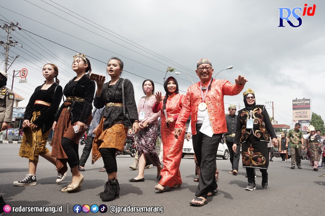 Penjabat Wali Kota Salatiga Sinoeng N Rachmadi beserta istri membuka Festival Kampung Singkong Minggu (4/11/) pagi. (Dhinar Sasongko/Jawa Pos Radar Semarang)