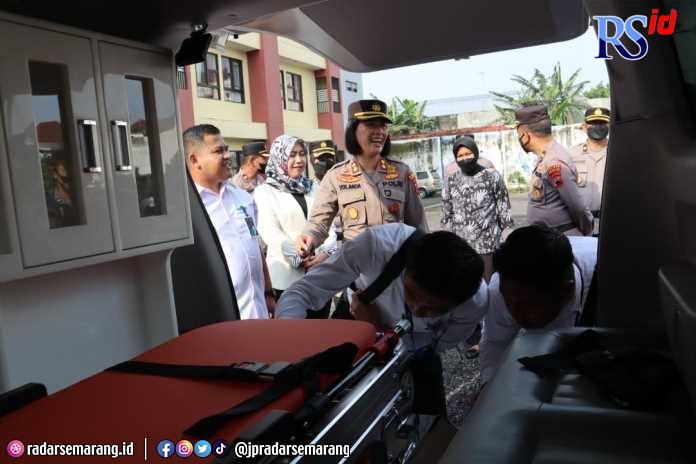  AKBP Yolanda dan Pimpinan Cabang BRI Magelang Gunaryadi bersama Sidokkes Polres Magelang Kota mengecek ambulans bantuan BRI, Senin (5/12). (ROFIK SYARIF G P/JAWA POS RADAR SEMARANG)