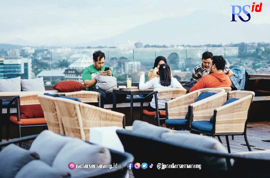 VIEW KOTA: Beberapa pengunjung Artotel Gajahmada sedang menikmati suasana di 11/12 Rooftop Bar Semarang.