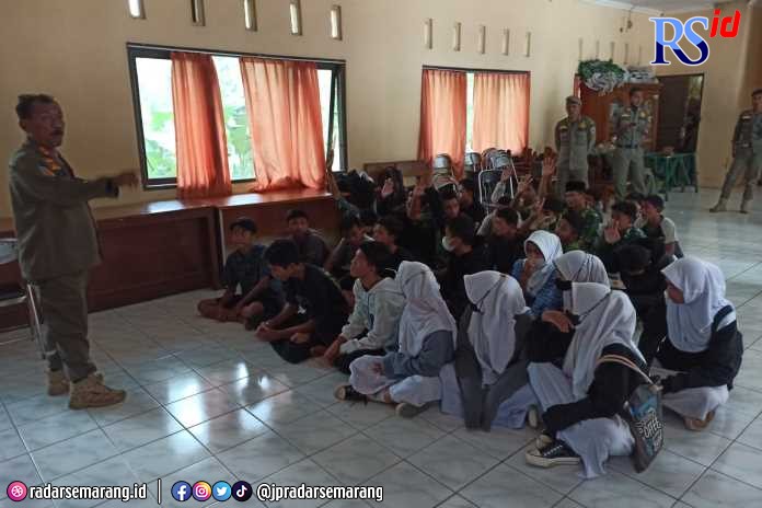 Pelajar saat tiba di kantor Satpol PP Kabupaten Pekalongan usai kedapatan membolos saat jam sekolah, Kamis (8/12). (NANANG RENDI AHMAD/JAWA POS RADAR SEMARANG)