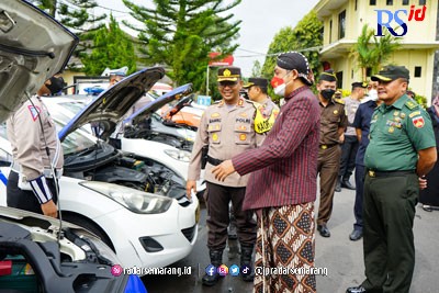 Bupati Magelang Zaenal Arifin saat meninjau kelengkapan sarana dalam apel Operasi Lilin Candi, Kamis (22/12). (Istimewa)
