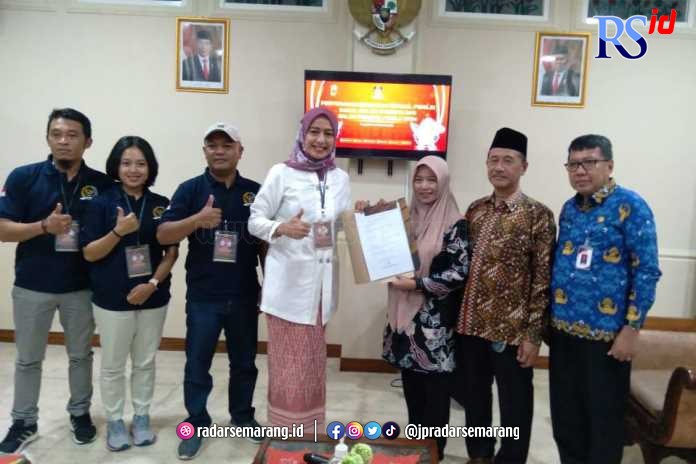 Bakal Calon Anggota DPD Denty Eka Widi Pratiwi menyerahkan syarat data pendukung ke KPU Jateng. (KHAFIFAH ARINI PUTRI/JAWA POS RADAR SEMARANG)