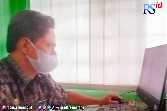 Kasubag Program Dinpertan Pangan, Masrukhin saat ditemui di ruang kerjanya. (Wahib Pribadi/Jawa Pos Radar Semarang)