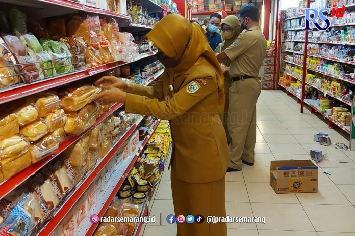 DKK Salatiga bersama Satpol PP Kota Salatiga menggelar razia makanan dan minuman yang sudah tidak layak konsumsi di toko sepanjang Jalan Sudirman Kota Salatiga Senin (19/12/2022). (Dhinar Sasongko/Jawa Pos Radar Semarang)